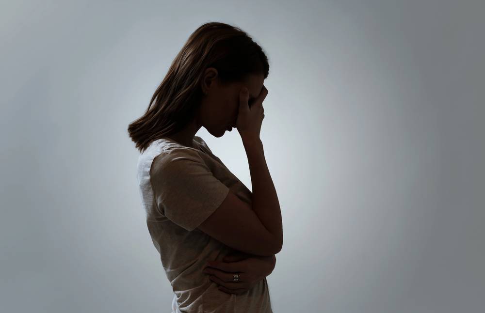 Porträt einer depressiven Frau, die ihr Gesicht verdeckt Porträt einer depressiven Frau, die ihr Gesicht verdeckt